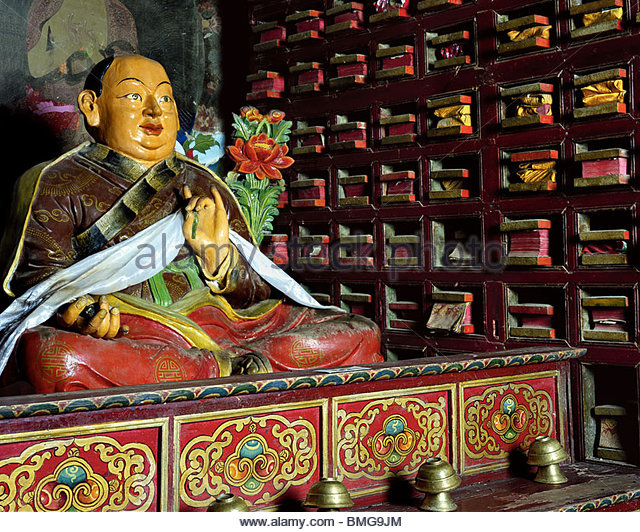 sculpture-of-chokyi-tenpa-tsering-rinpoche-founder-of-dege-sutra-printing-bmg9jm